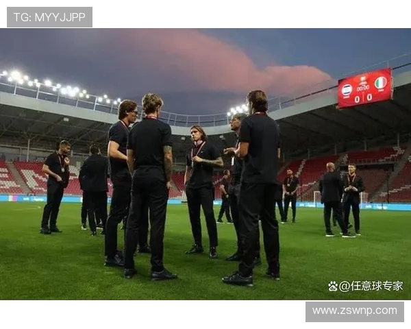 意大利对以色列比赛两名球迷企图冲入球场被安保人员迅速制止