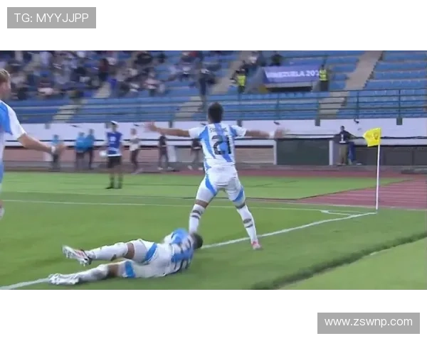 马斯坦托诺角球直接回传中场无人碰球成为全场焦点 马斯坦托诺角球直接回传中场无人碰球成为全场焦点